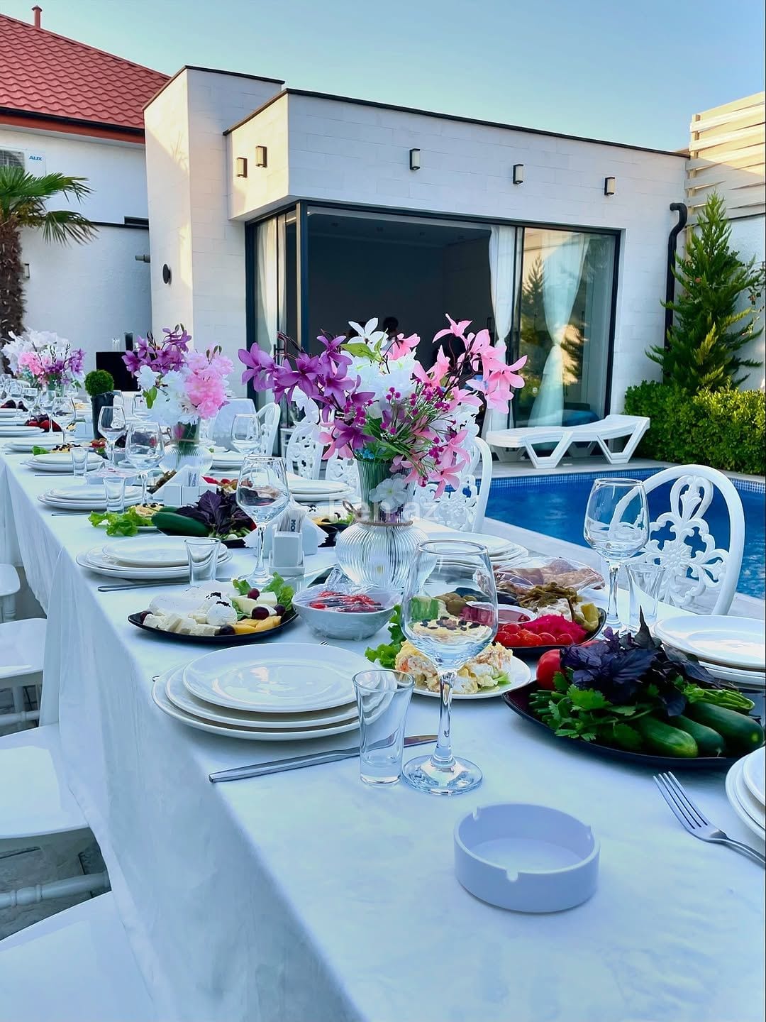 🍽️ Sadə və Zərif Süfrə Dəsti (Ağ Qablar və Ağ Oturacaqlar İlə)